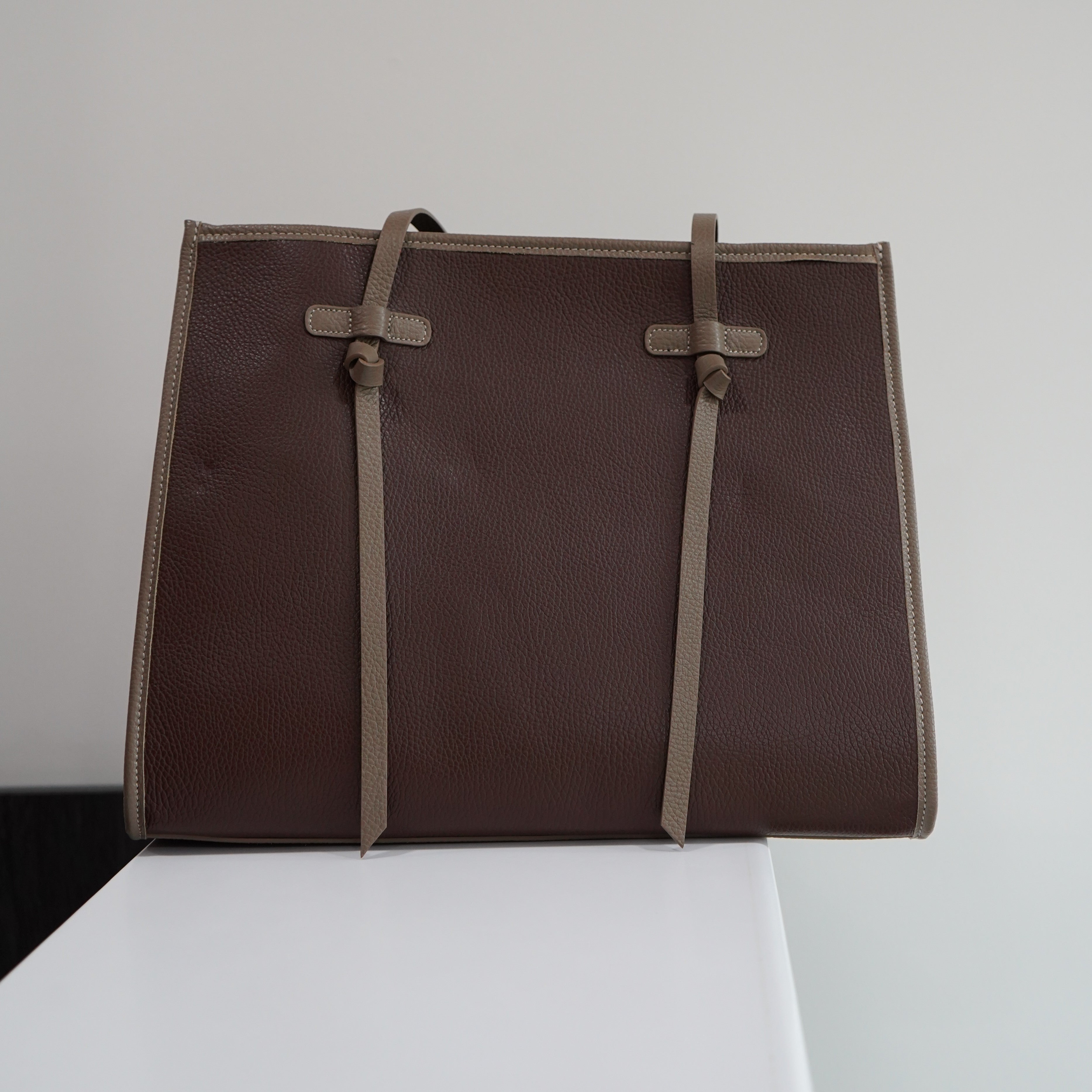 Sac Lynda L – Cuir Moka & Taupe | Édition Limitée