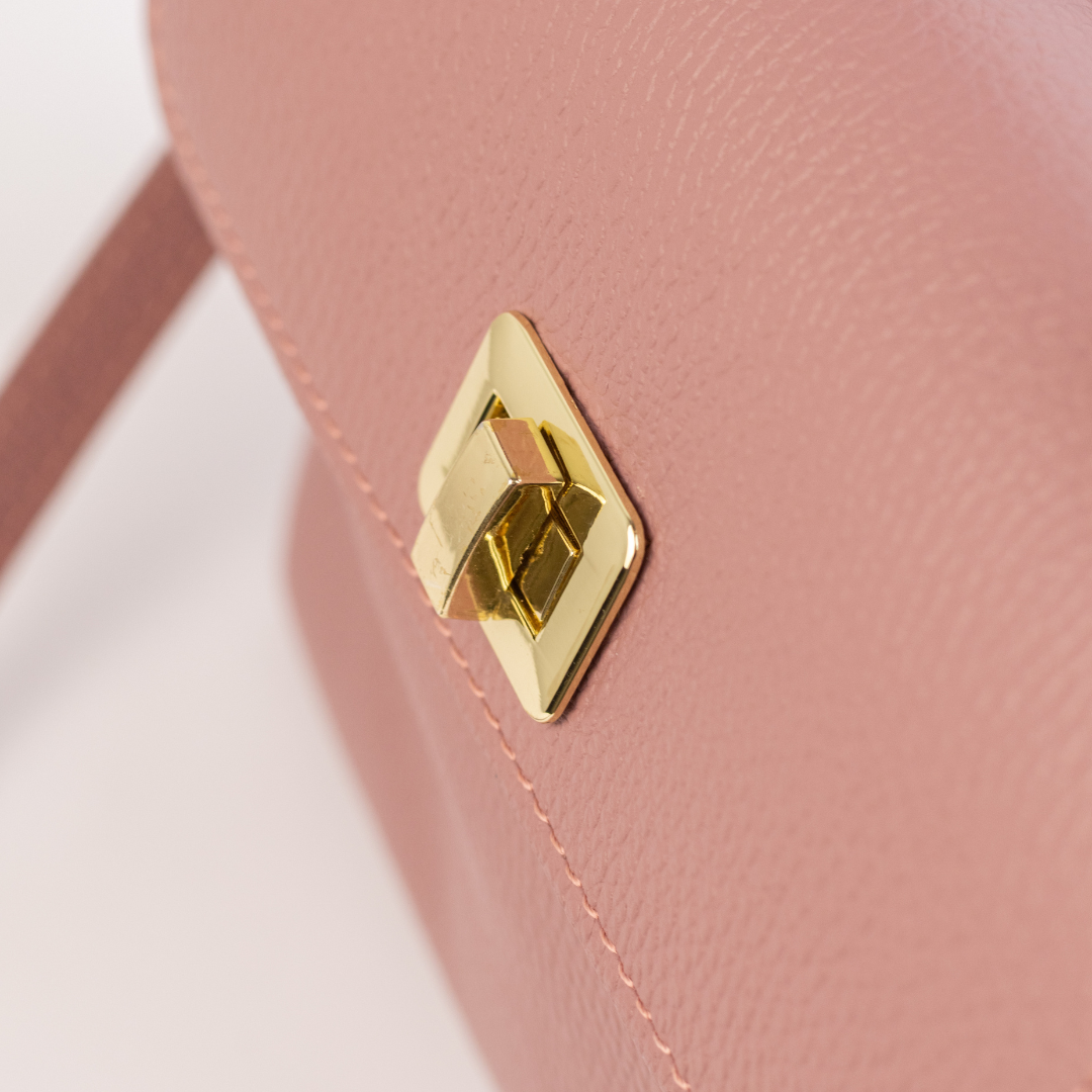 Zoom sur le fermoir doré twist du sac Nassima
