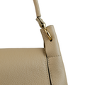 Détail du sac Naomi – zoom sur la couture et l’anse latérale