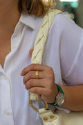 Détail de la sangle tressée du sac Nour, en cuir off white