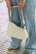 Sac à main Nour en cuir off white, porté main, vue extérieure