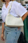 Sac Nour blanc cassé, porté à l’épaule avec jean taille haute
