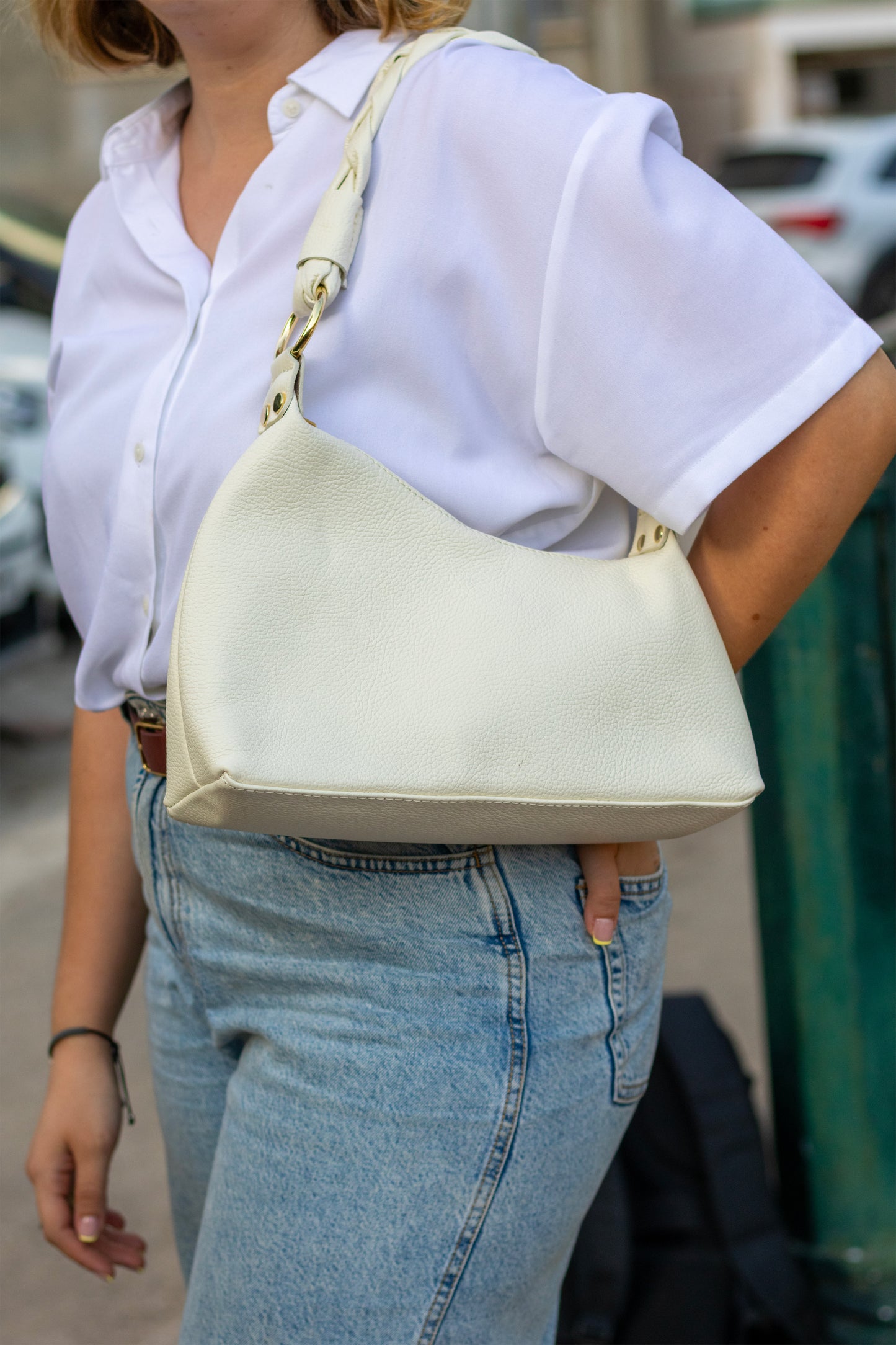 Sac Nour blanc cassé, porté à l’épaule avec jean taille haute