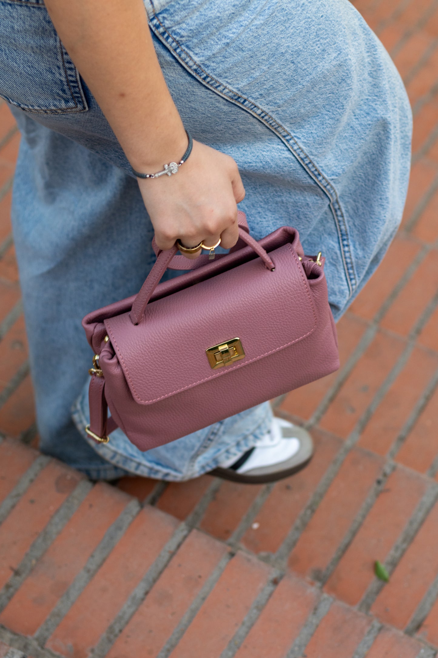 Sac Nassima rose antique – porté à la main en mouvement