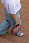 Sac Nassima porté à la main – look décontracté chic