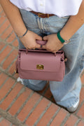 Sac Nassima en cuir rose antique – porté à la main, vue de dessus
