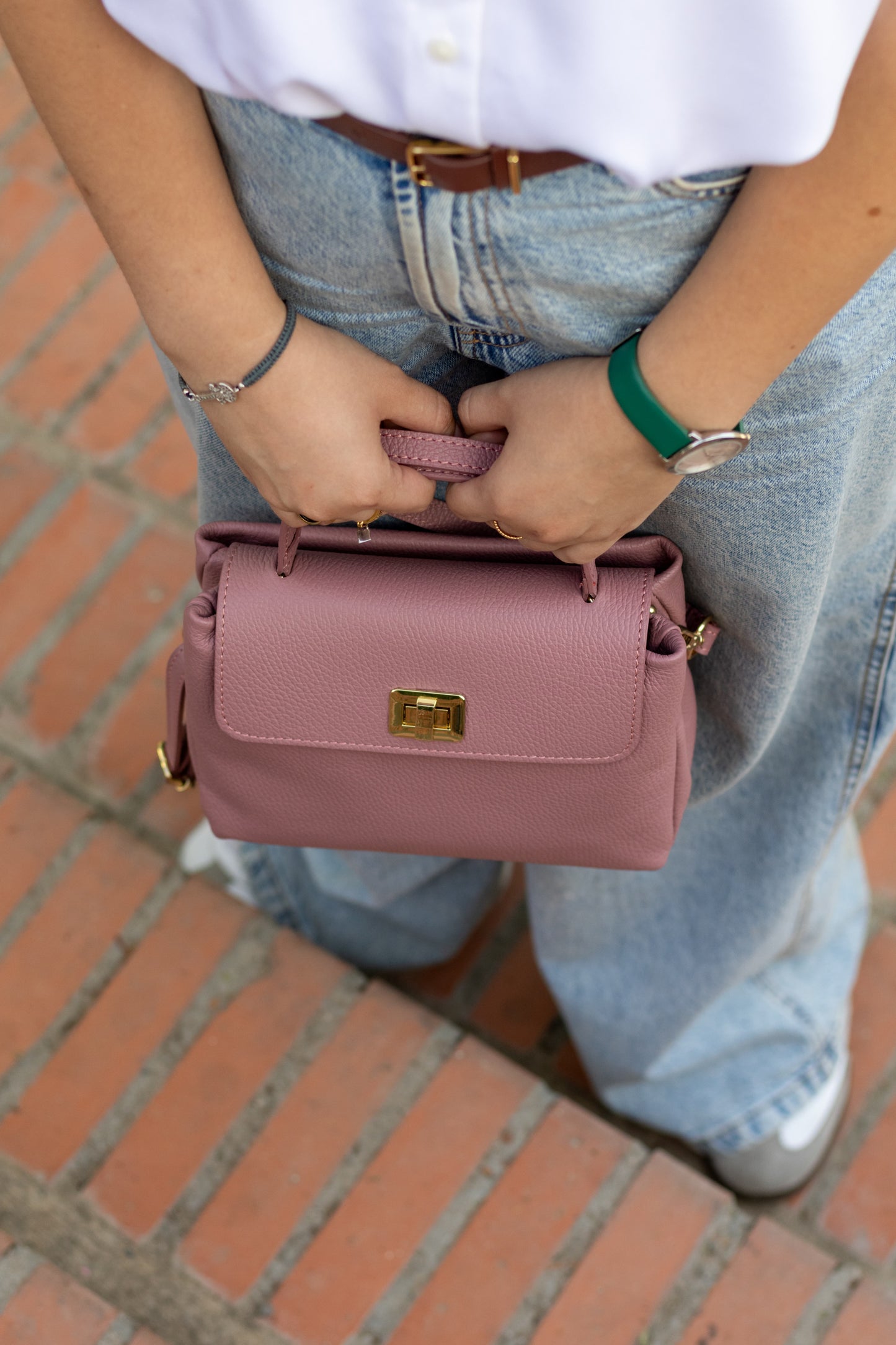 Sac Nassima en cuir rose antique – porté à la main, vue de dessus