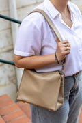 Sac bandoulière en cuir cappuccino porté à l’épaule – modèle Elia 10ème