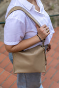 Sac souple en cuir italien couleur cappuccino – porté croisé