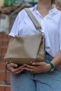 Vue de dessous du sac Elia – cuir cappuccino – finitions de qualité