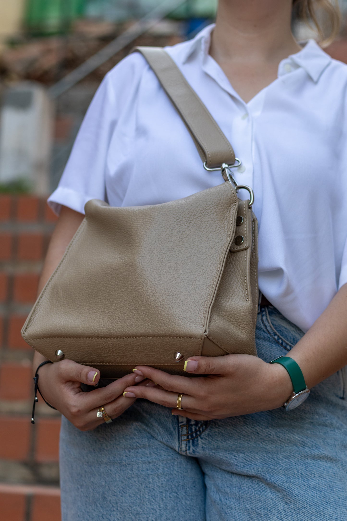 Vue de dessous du sac Elia – cuir cappuccino – finitions de qualité