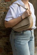 Sac Naomi porté à l’épaule – silhouette de profil, tenue décontractée