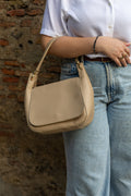 Sac Naomi couleur cappuccino porté à la main – cuir grainé italien