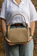 Sac Naomi cappuccino porté par la poignée courte – vue de face