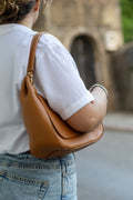 Sac Naomi en cuir cognac – porté à l’épaule, vue de profil