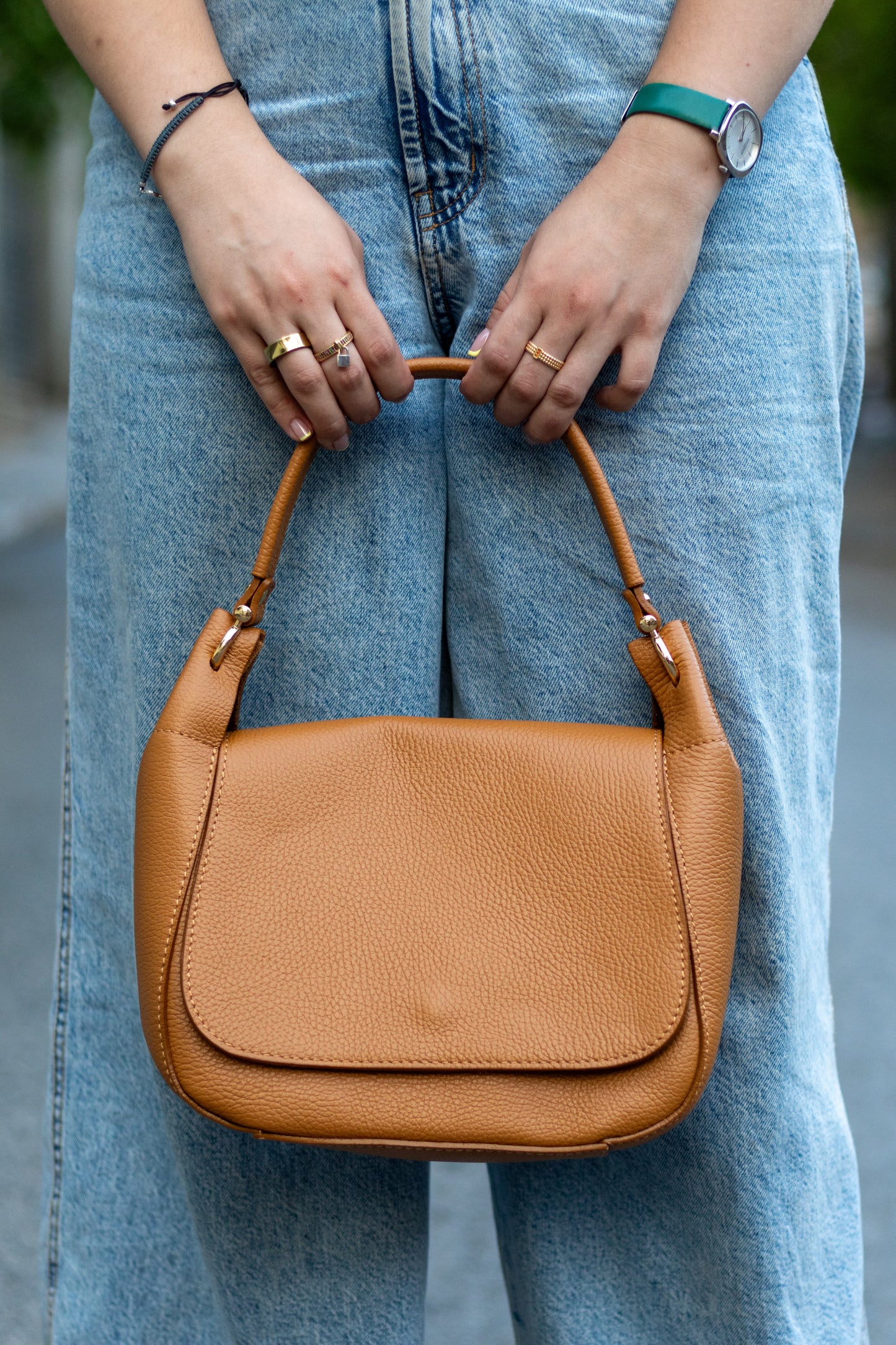 Sac Naomi porté à la main – look décontracté avec jean