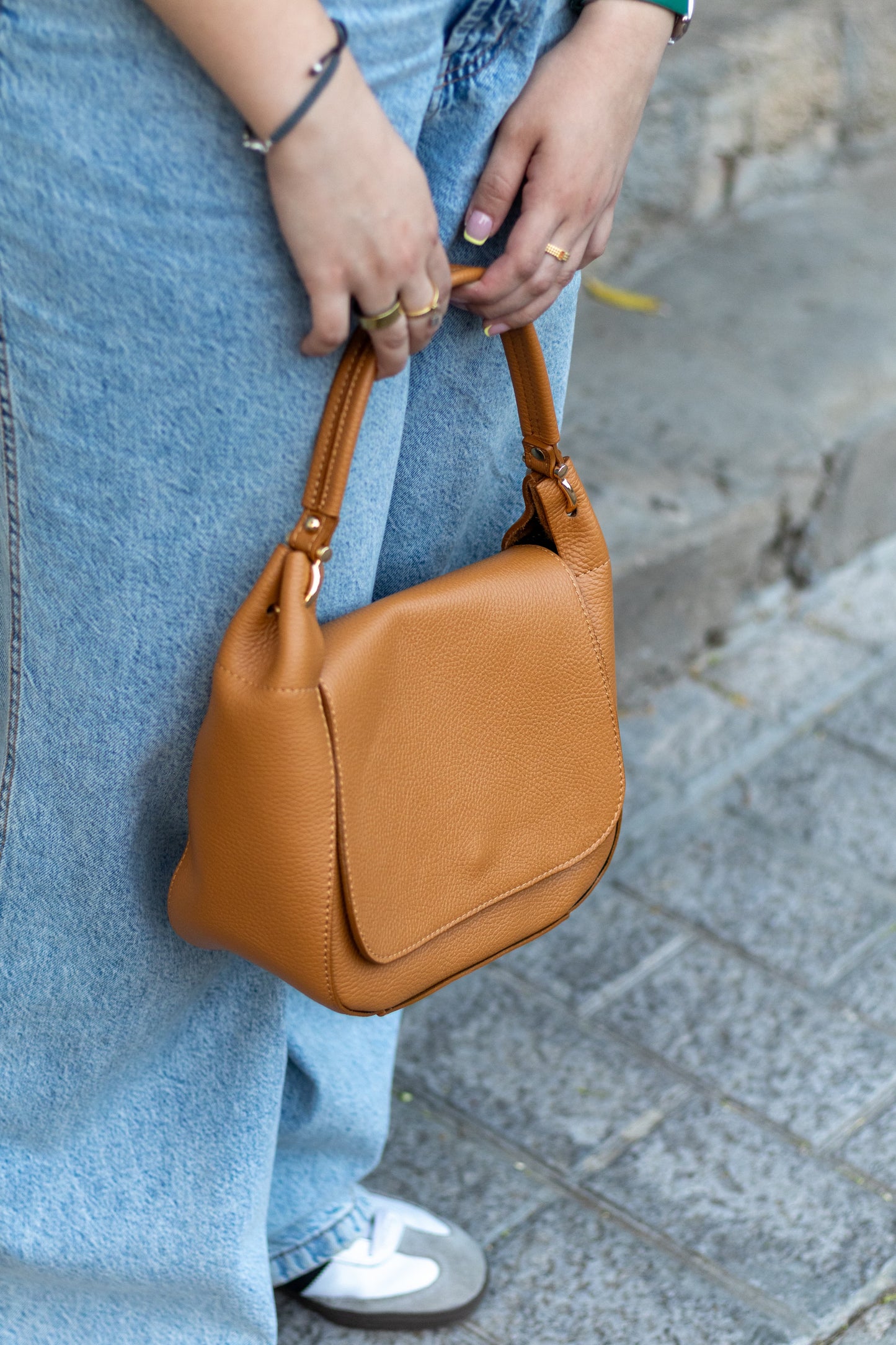 Sac Naomi en cuir cognac – porté au creux du bras avec un jean