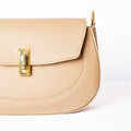 Détail fermoir doré sac Nesrine – cuir cappuccino